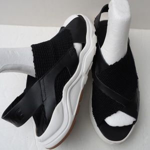 SIZE 8.Nike Women's Leather and woven upper Sandals.